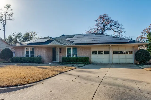 $2,300 | 1902 Green Meadow Court, Arlington, TX 76013