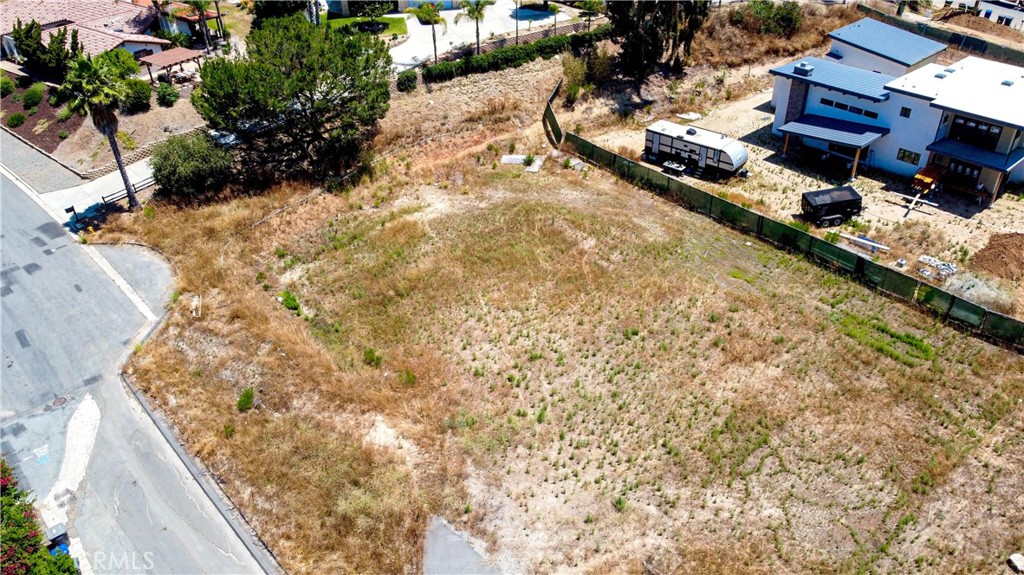 a view of a backyard of the house