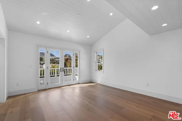 a view of livingroom with hardwood floor