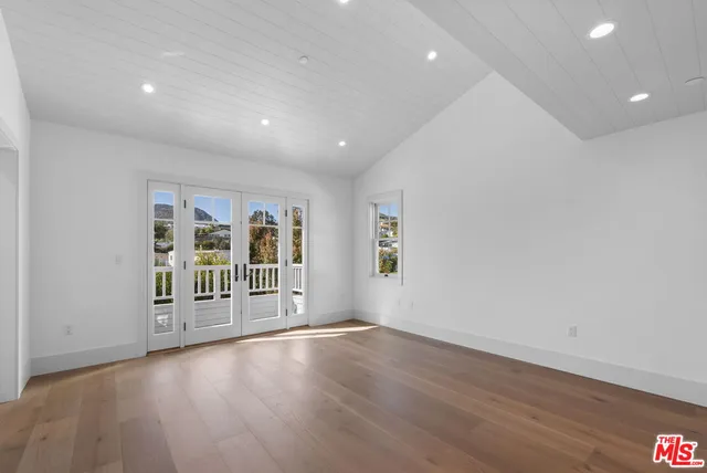 a view of livingroom with hardwood floor