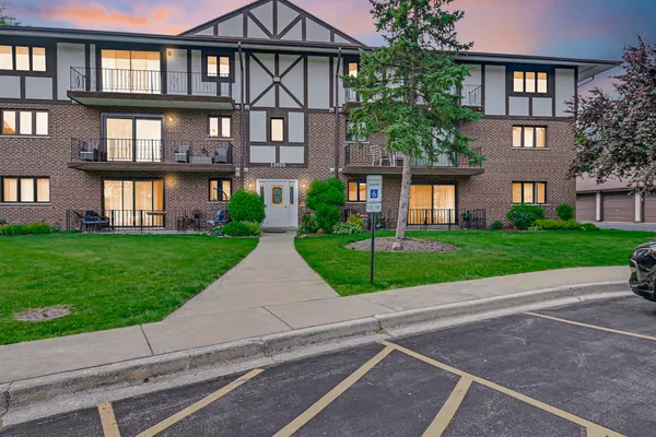 $255,000 | 11015 Theresa Circle, Unit 3C, Palos Hills, IL 60465