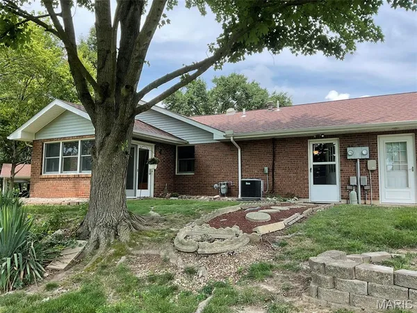 $235,000 | 4 Latzer Lane, Highland, IL 62249