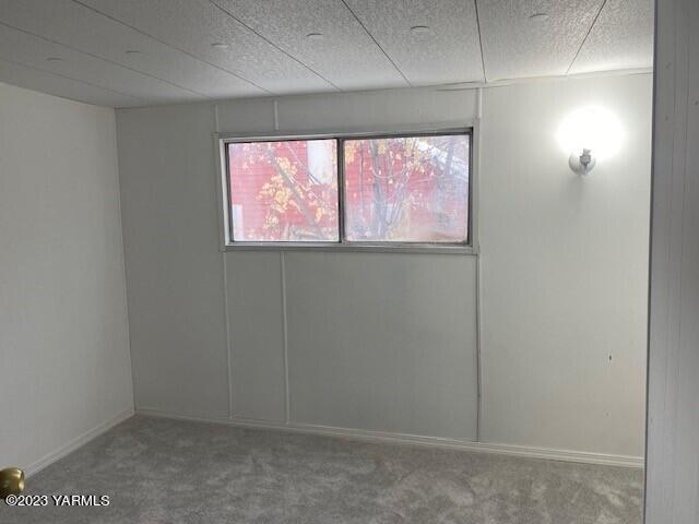 814 Washington Street Tieton, WA 98947 - Photo 5 of 7 an empty room with a window