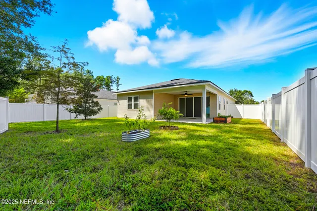 a view of an house with backyard and garden