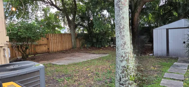a view of empty room with window