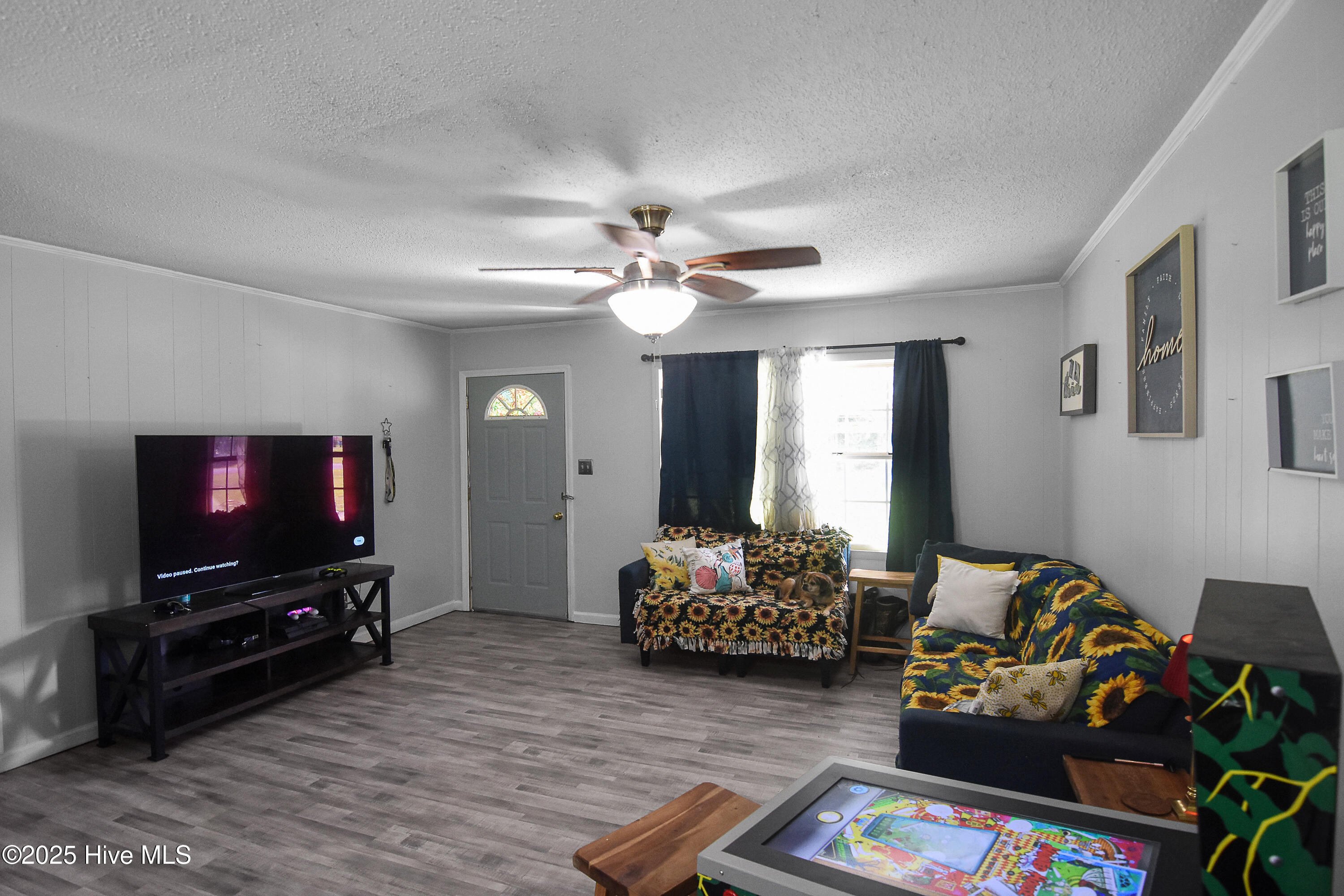 412 Dixon Road New Bern, NC 28560 - Photo 2 of 25 Living Room
