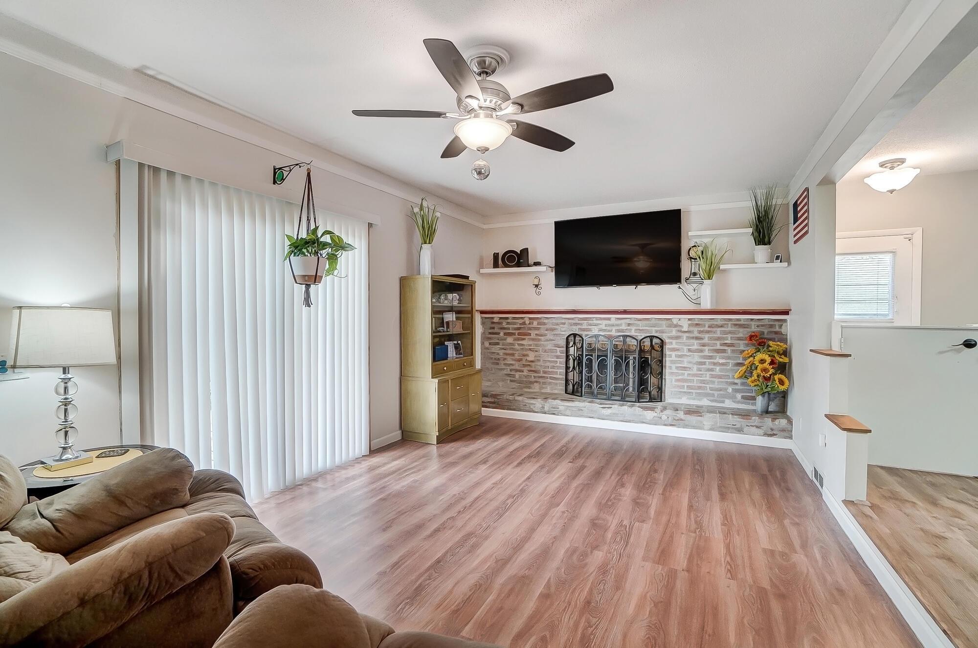 4861 Manitoba Road Columbus, OH 43229 - Photo 18 of 40 Spacious and Updated Family Room