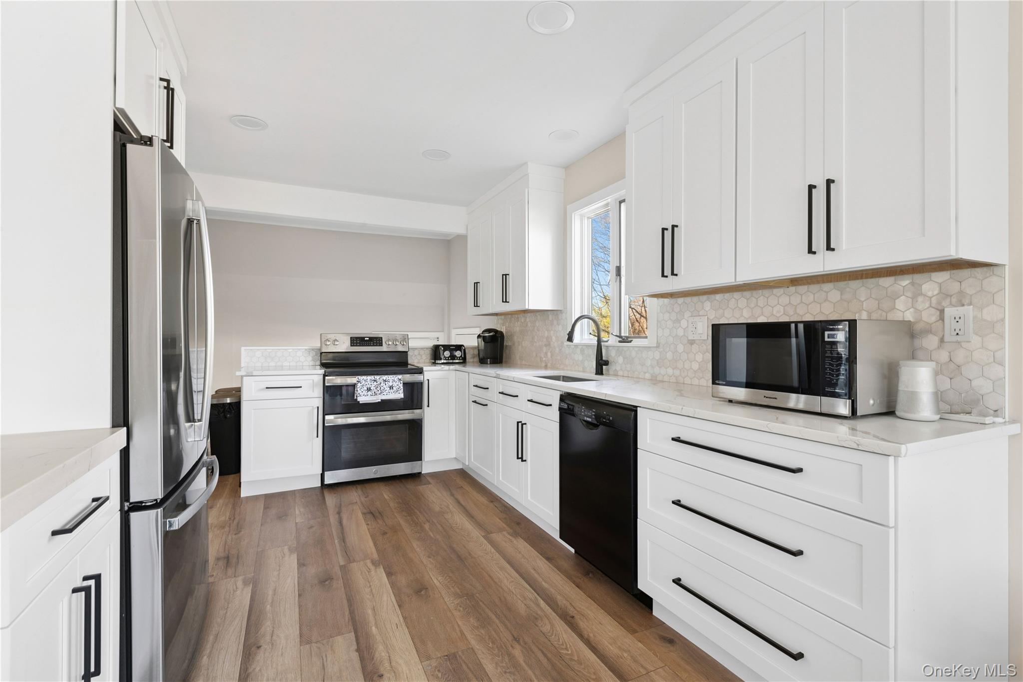2 Brick Hill Road Somers, NY 10589 - Photo 7 of 20 Beautiful Renovated Kitchen with Quartz Counters