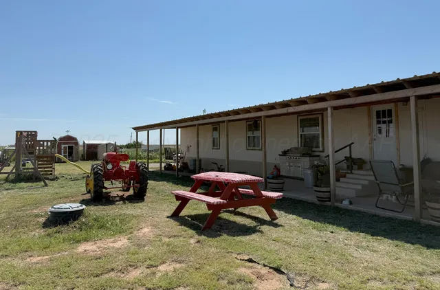 a view of a house with backyard and porch