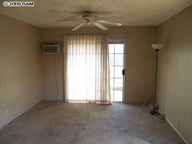140 Uwapo Road, Unit 50202 Kihei, HI 96753 - Photo 11 of 14 an empty room with a window