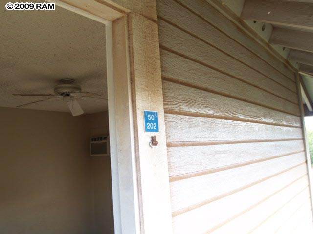 140 Uwapo Road, Unit 50202 Kihei, HI 96753 - Photo 2 of 14 a bathroom with a bathtub