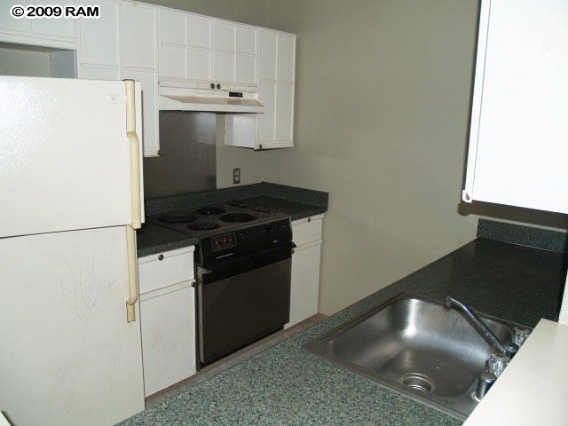 140 Uwapo Road, Unit 50202 Kihei, HI 96753 - Photo 4 of 14 a kitchen with refrigerator and stove