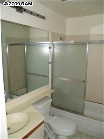 140 Uwapo Road, Unit 50202 Kihei, HI 96753 - Photo 7 of 14 a bathroom with a shower and a toilet