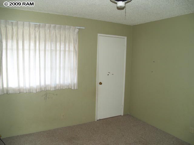 140 Uwapo Road, Unit 50202 Kihei, HI 96753 - Photo 8 of 14 an empty room with windows