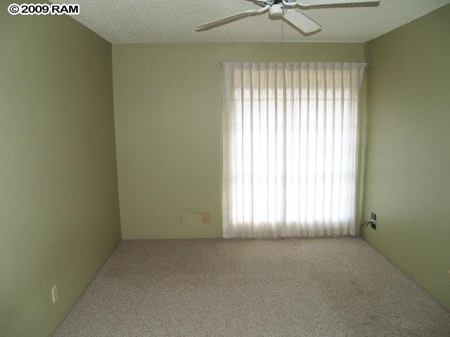 140 Uwapo Road, Unit 50202 Kihei, HI 96753 - Photo 10 of 14 an empty room with a window