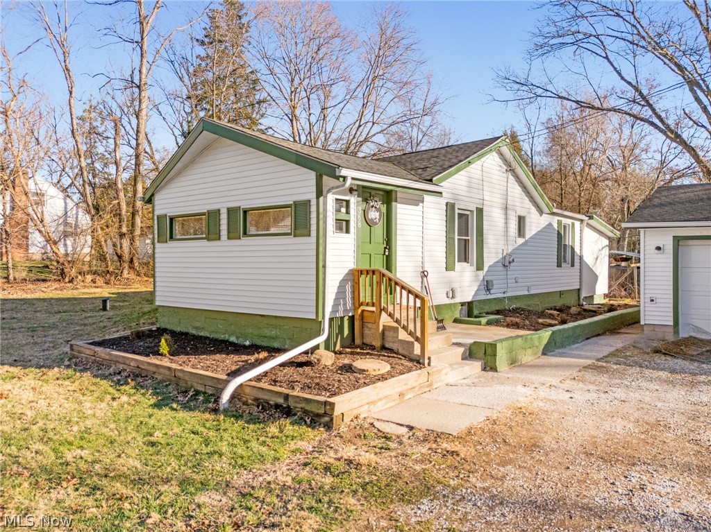 368 Jarvis Road Akron, OH 44319 - Photo 2 of 32