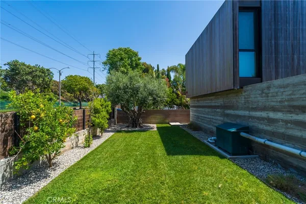 a view of yard with green space
