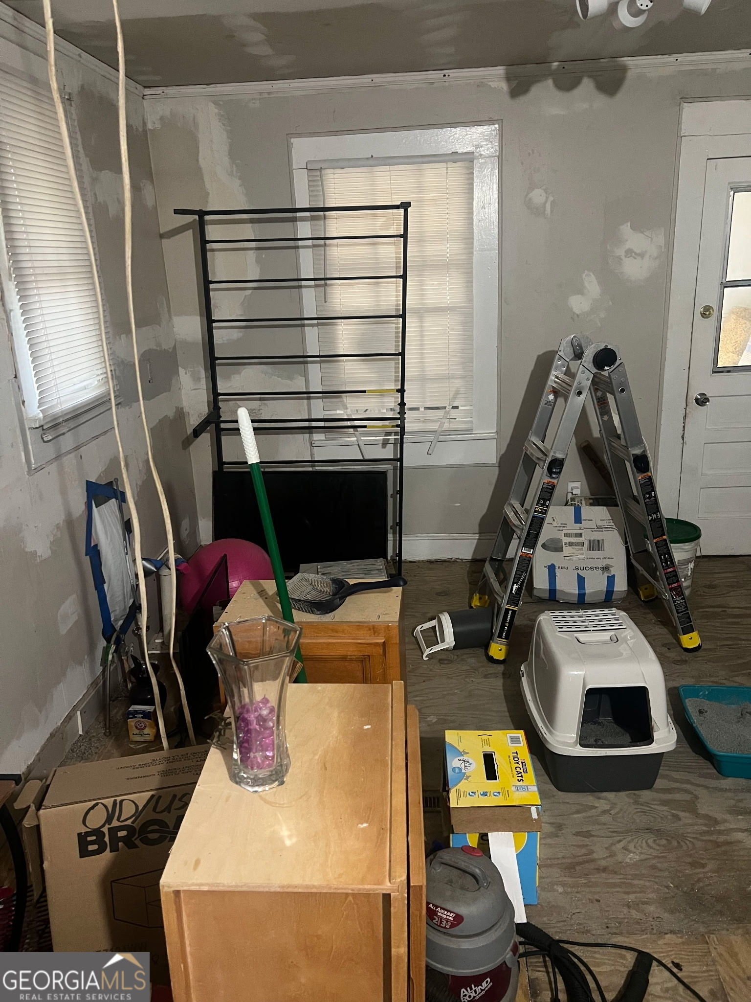 856 Grady Street Macon, GA 31206 - Photo 7 of 23 a room with chairs a washer and dryer