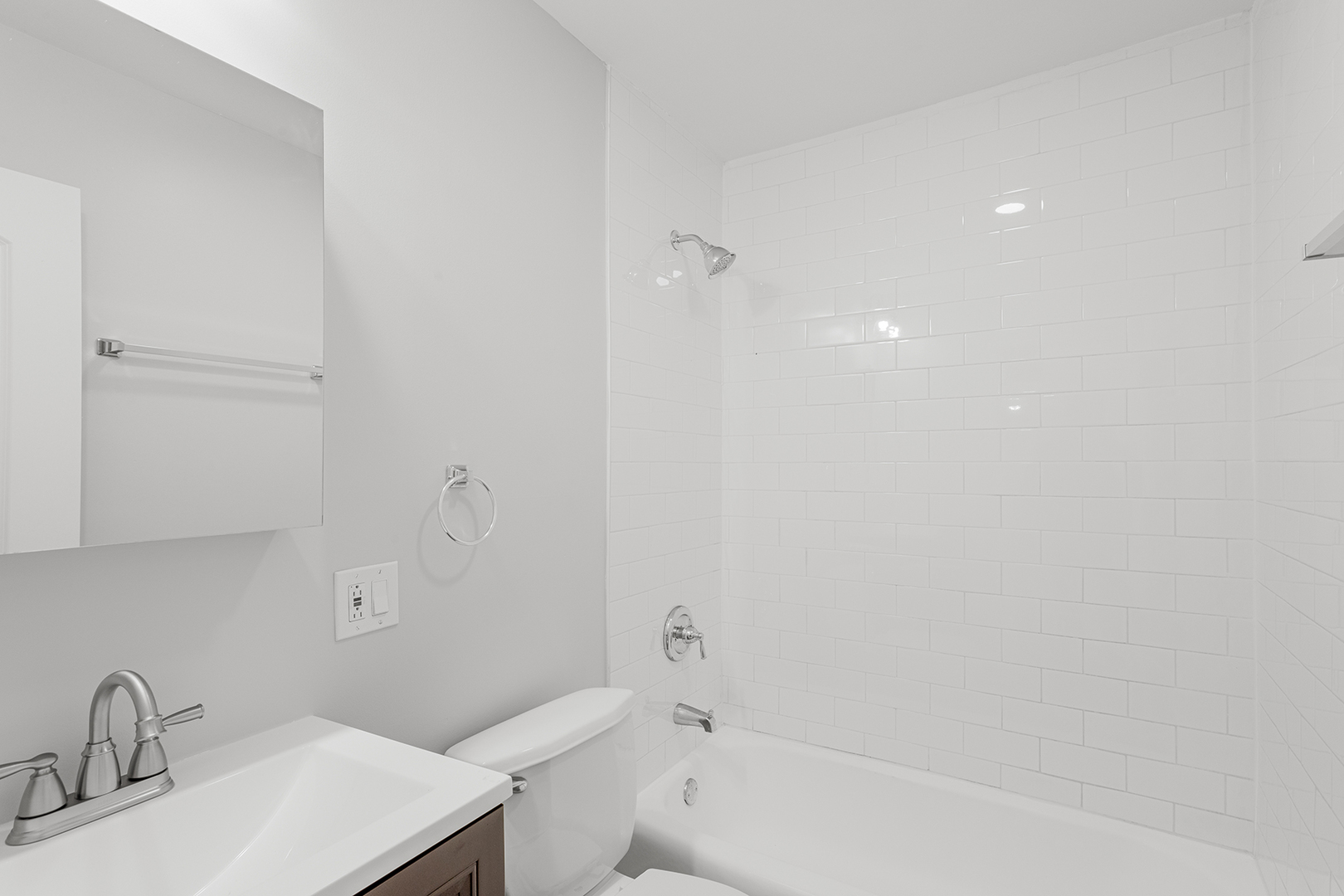 6826 North Ridge Boulevard, Unit 201 Chicago, IL 60645 - Photo 12 of 13 a bathroom with a sink toilet and bathtub