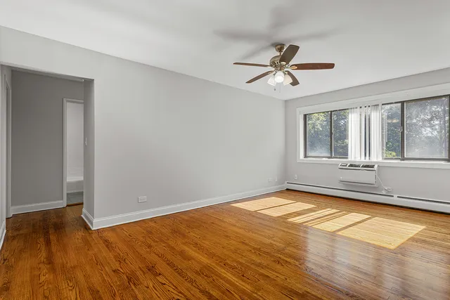 $2,200 | 6826 North Ridge Boulevard, Unit 201, Chicago, IL 60645