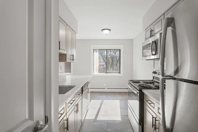 $2,200 | 6826 North Ridge Boulevard, Unit 201, Chicago, IL 60645