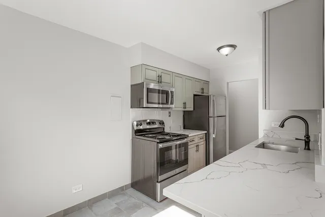 $2,200 | 6826 North Ridge Boulevard, Unit 201, Chicago, IL 60645