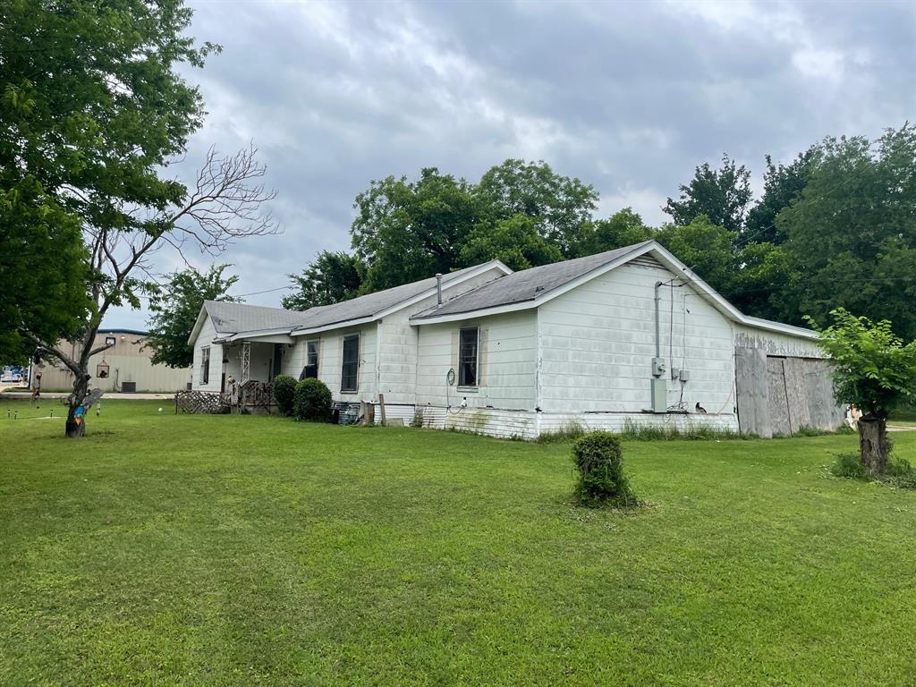 310 West Angeline Street Groesbeck, TX 76642 - Photo 2 of 4 a view of a backyard with a garden