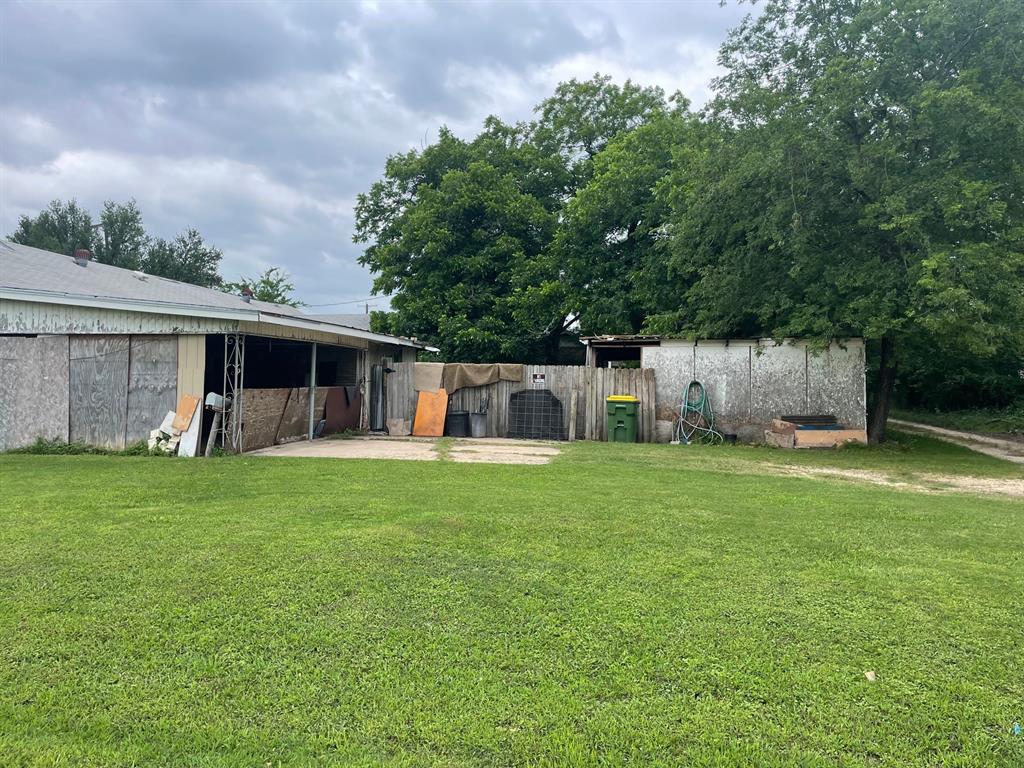 310 West Angeline Street Groesbeck, TX 76642 - Photo 3 of 4 a front view of house with yard and green space