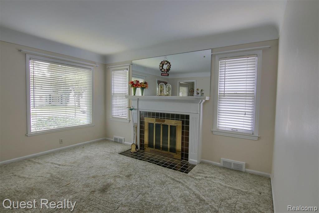2132 Hampton Road Grosse Pointe Woods, MI 48236 - Photo 3 of 29