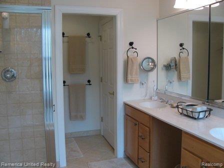 49671 Timber Trail, Unit 11 Novi, MI 48374 - Photo 7 of 24 Master Bath2