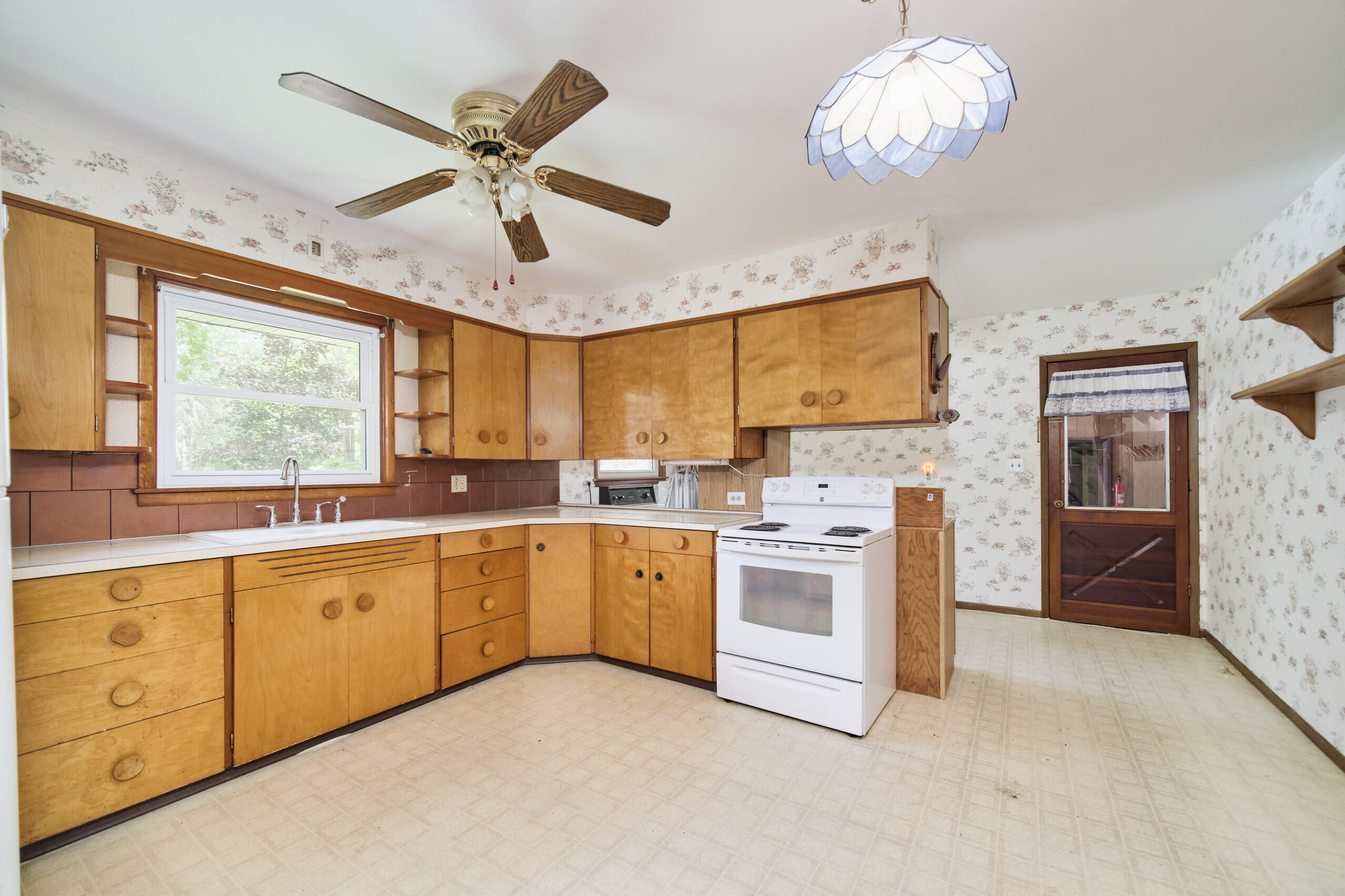 3099 Maple Road Manistee, MI 49660 - Photo 10 of 41 L-shaped work space in kitchen