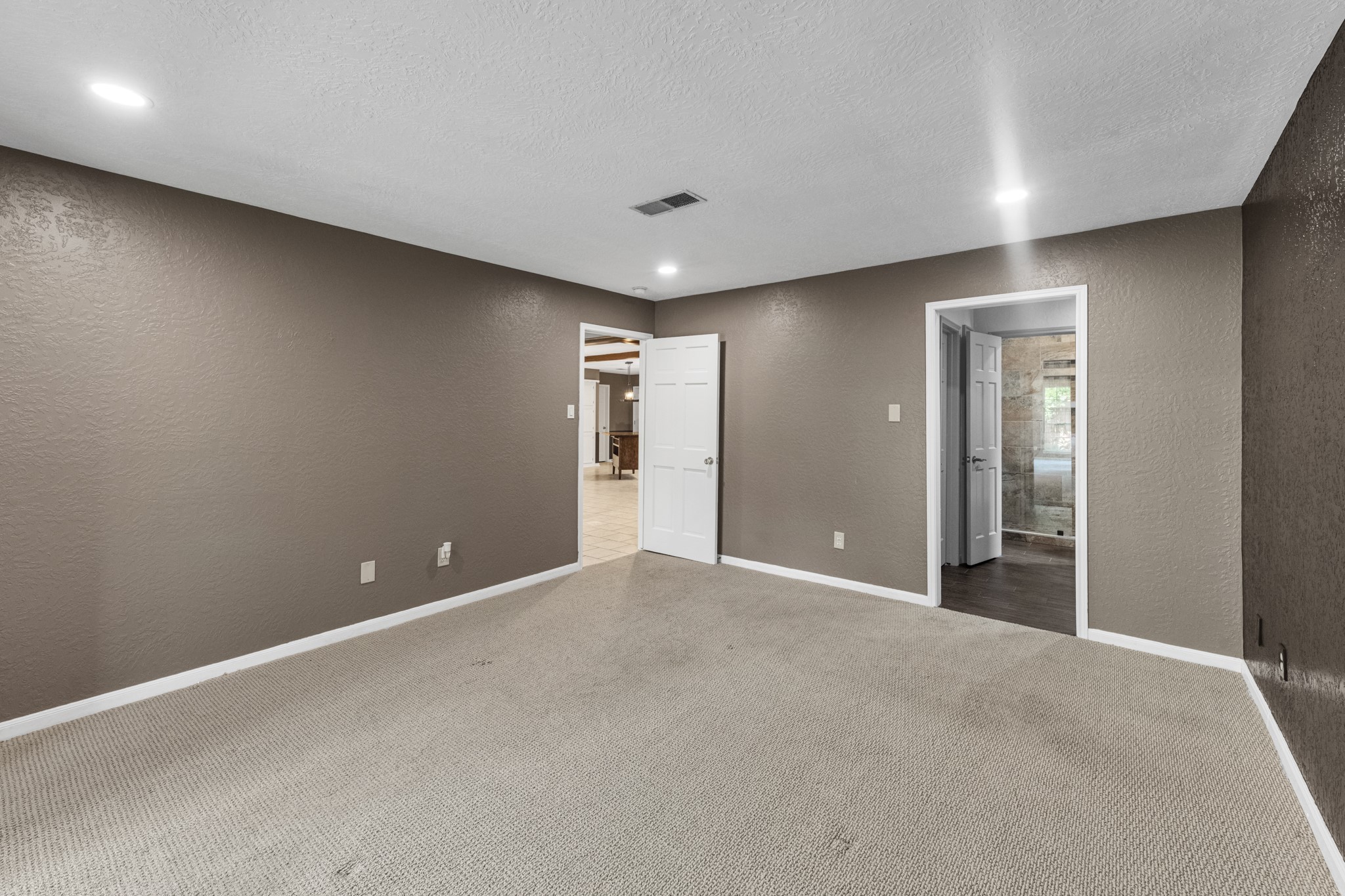 622 South Rivershire Drive Conroe, TX 77304 - Photo 27 of 44 a view of an empty room