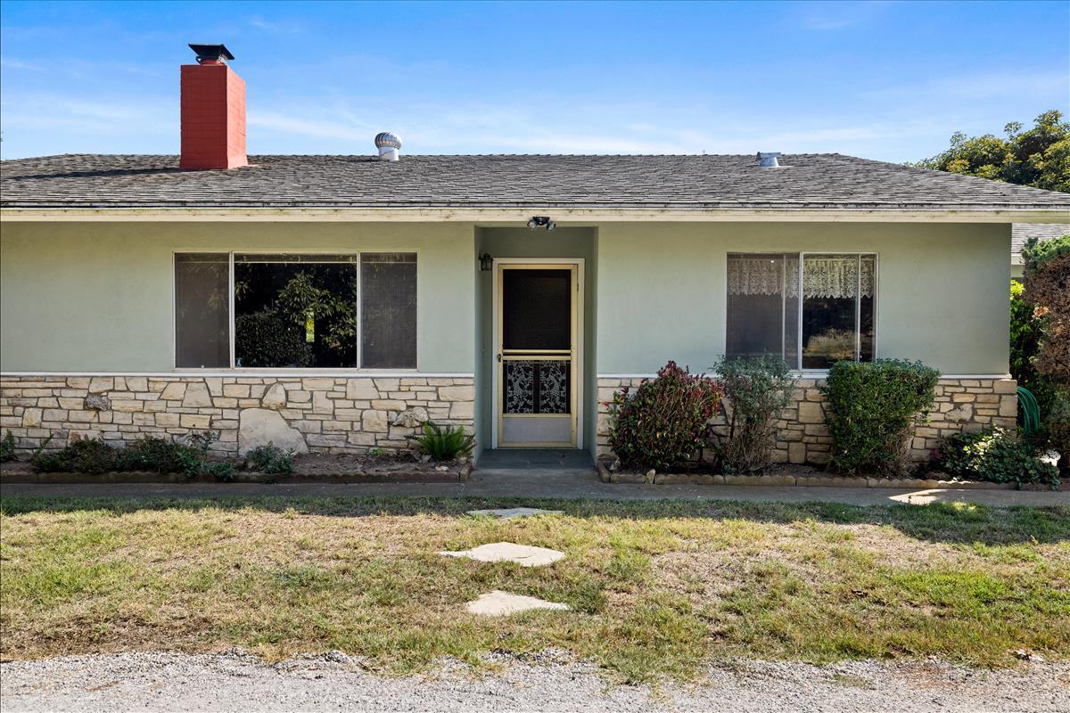 1415 Santa Monica Road Carpinteria, CA 93013 - Photo 3 of 23 7L5A8233