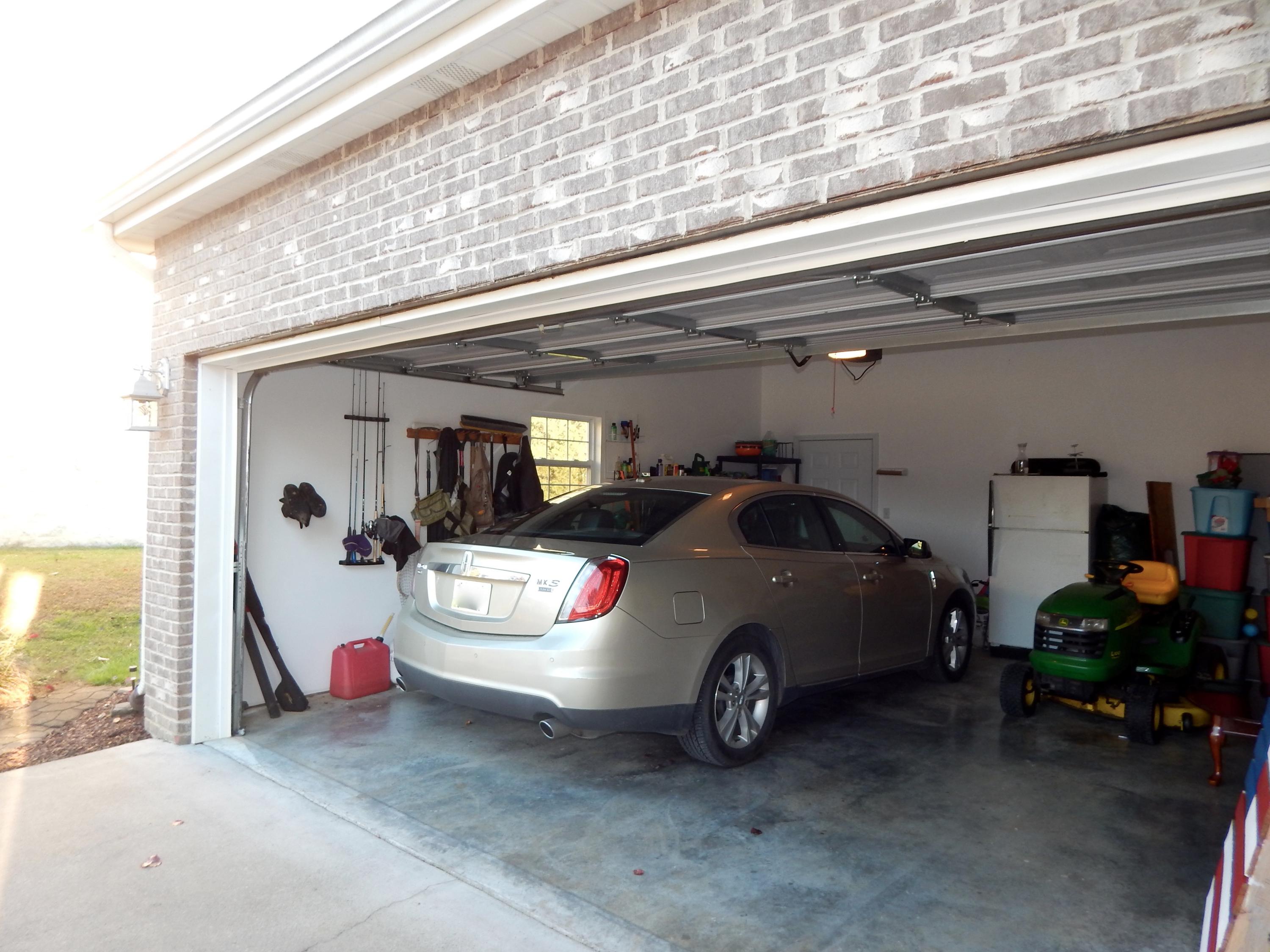 110 Huntington Lane Heiskell, TN 37754 - Photo 4 of 25 Garage