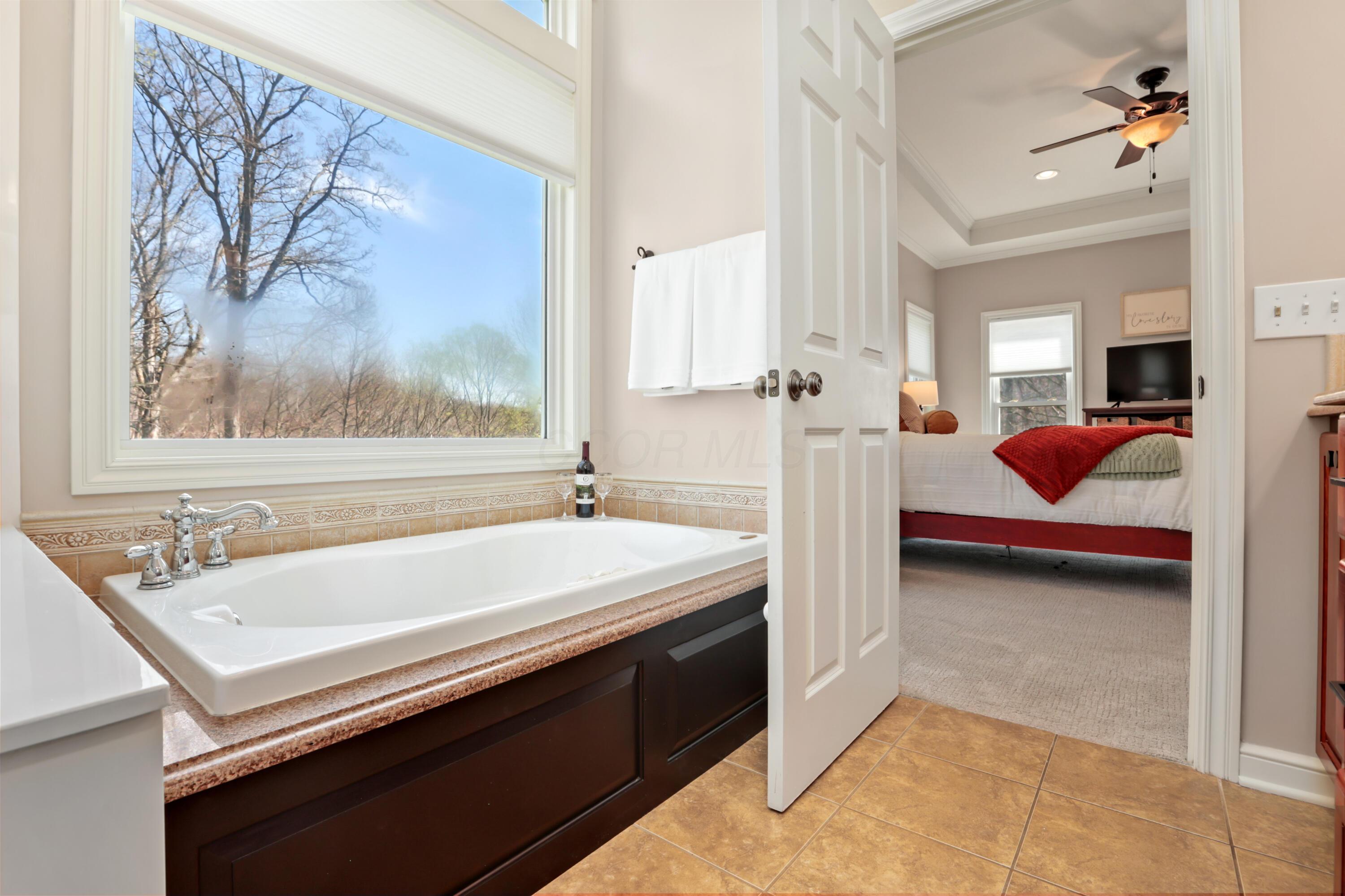 1167 Ridge Road Northeast Lancaster, OH 43130 - Photo 30 of 85 Primary Jacuzzi Tub