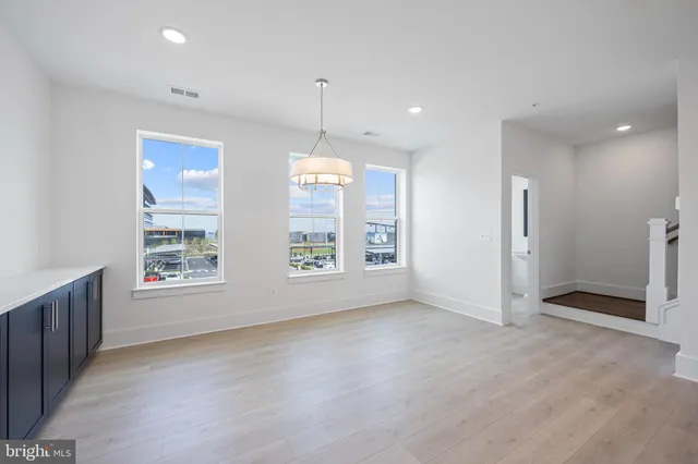 $4,700 | 2606 West Peninsula Drive, Unit 309B, Baltimore, MD 21230