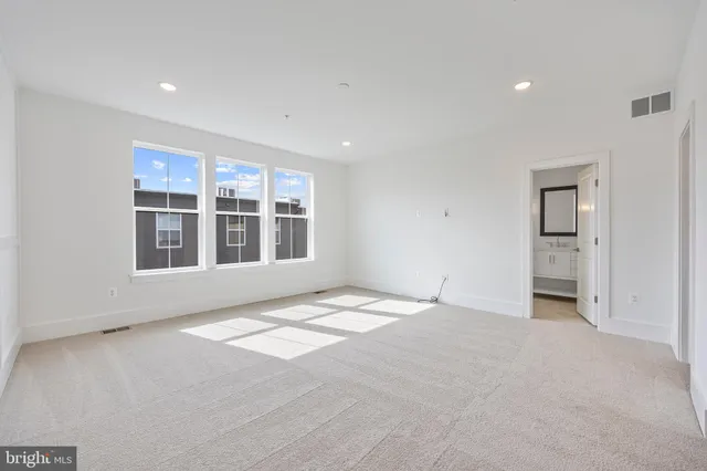 $4,700 | 2606 West Peninsula Drive, Unit 309B, Baltimore, MD 21230