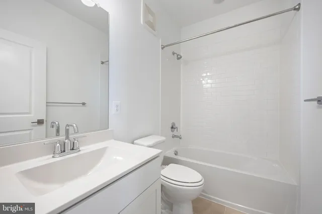 $4,700 | 2606 West Peninsula Drive, Unit 309B, Baltimore, MD 21230