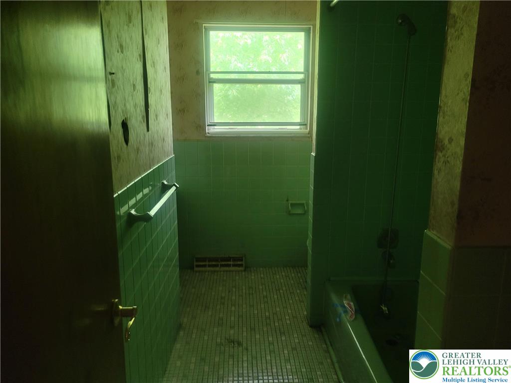 451 Country Club Road Easton, PA 18045 - Photo 5 of 13 Gallery Image 5