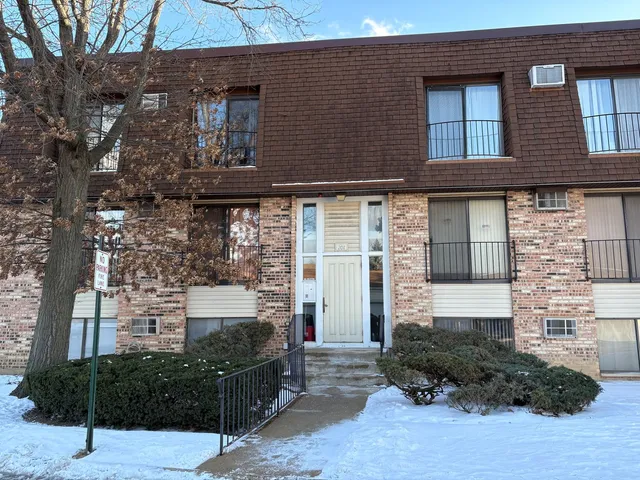 $1,800 | 201 North Waters Edge Drive, Unit 101, Glendale Heights, IL 60139