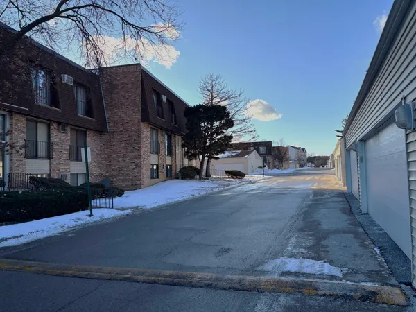 $1,800 | 201 North Waters Edge Drive, Unit 101, Glendale Heights, IL 60139