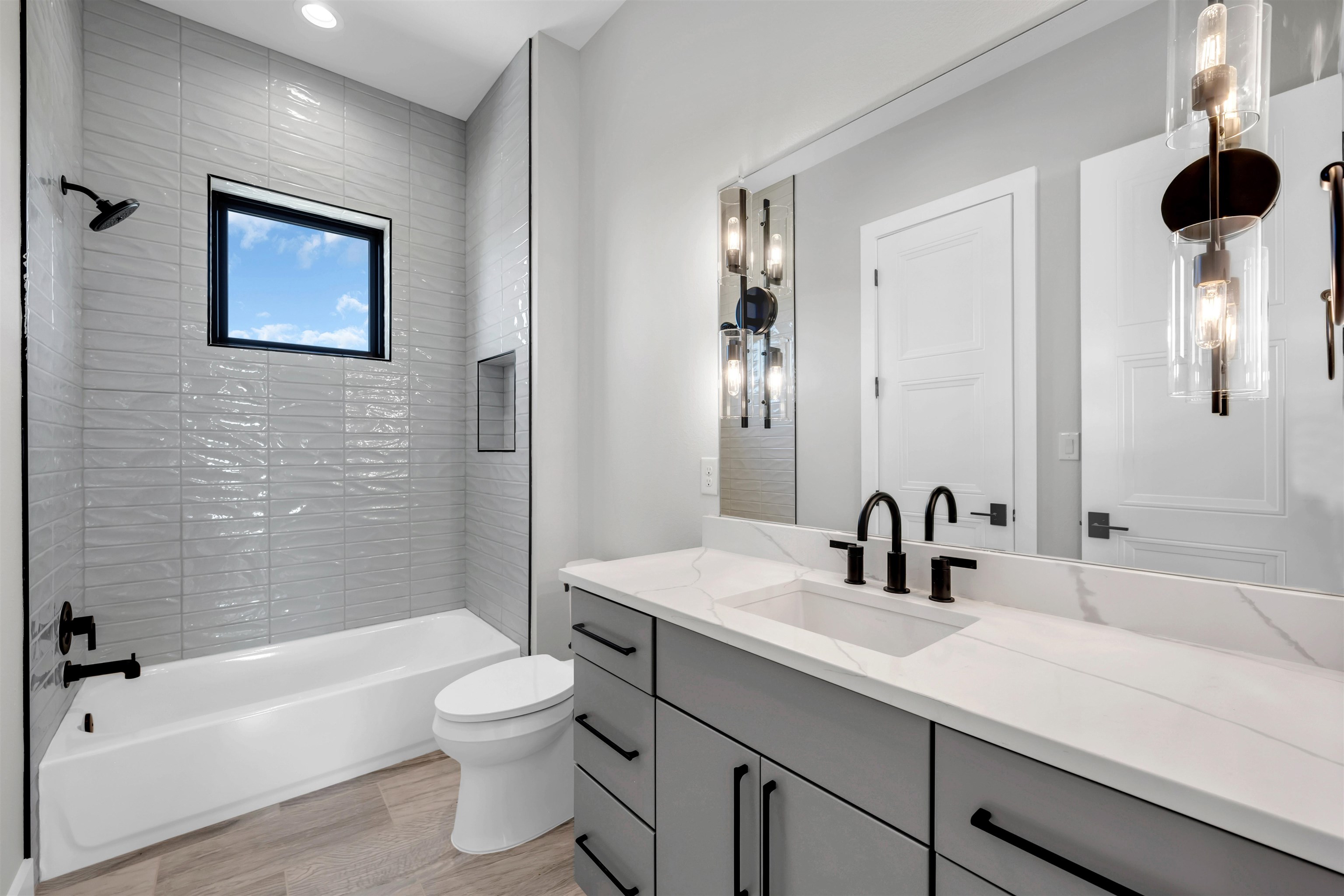 509 Lake Street Kingsland, TX 78639 - Photo 15 of 29 a bathroom with a sink a toilet and a bathtub