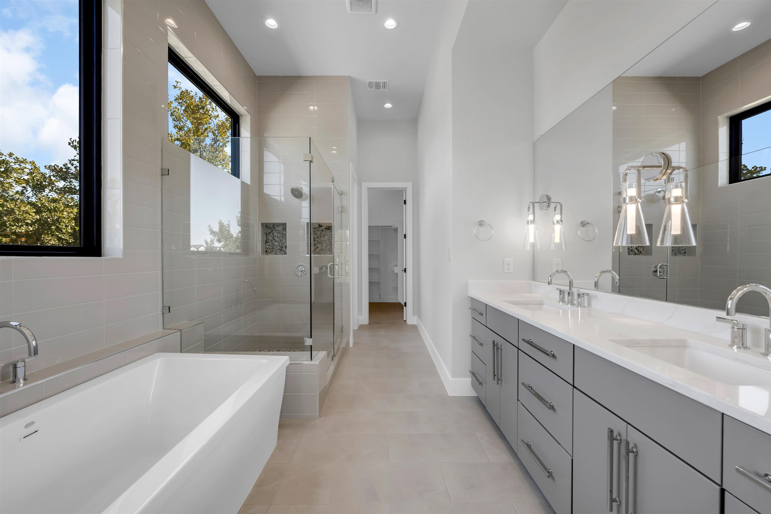 509 Lake Street Kingsland, TX 78639 - Photo 8 of 29 a spacious bathroom with a bathtub sink and mirror
