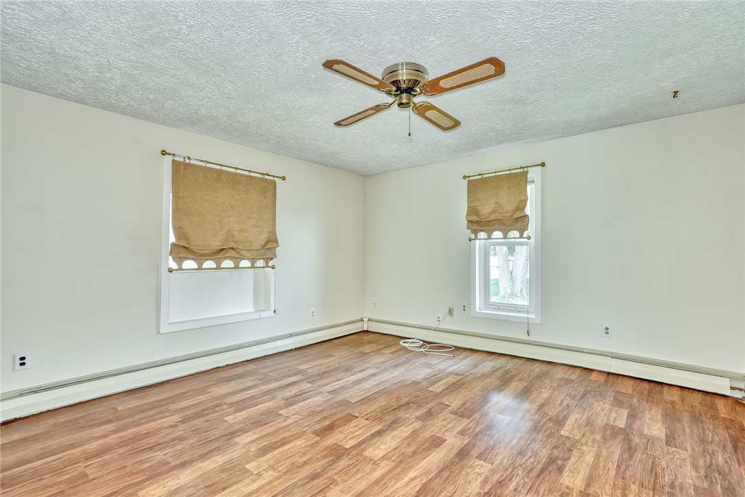 27 Martin Street Webster, NY 14580 - Photo 8 of 48 LIVING ROOM
