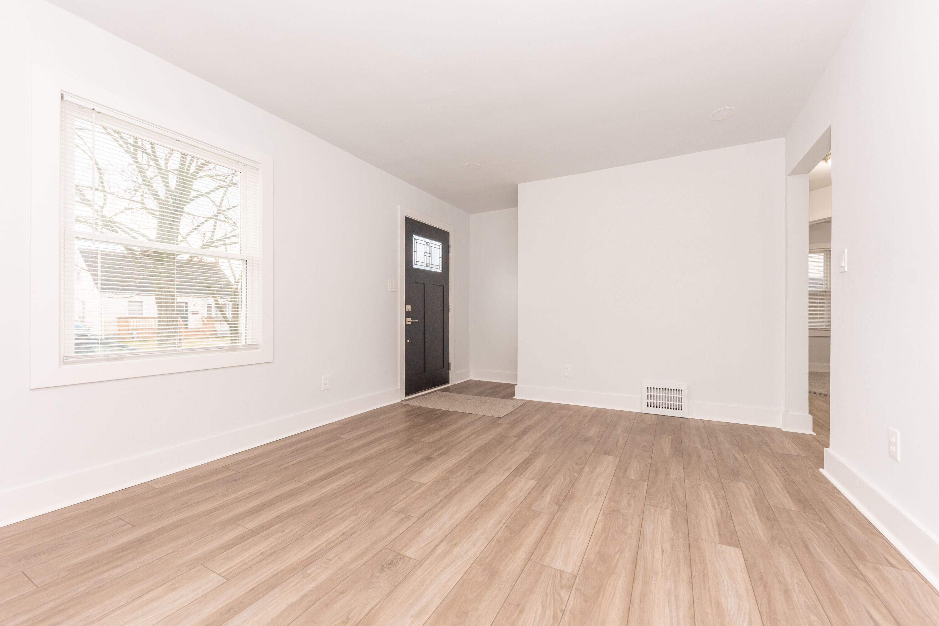 33988 Richard Street Wayne, MI 48184 - Photo 5 of 35 Living Room