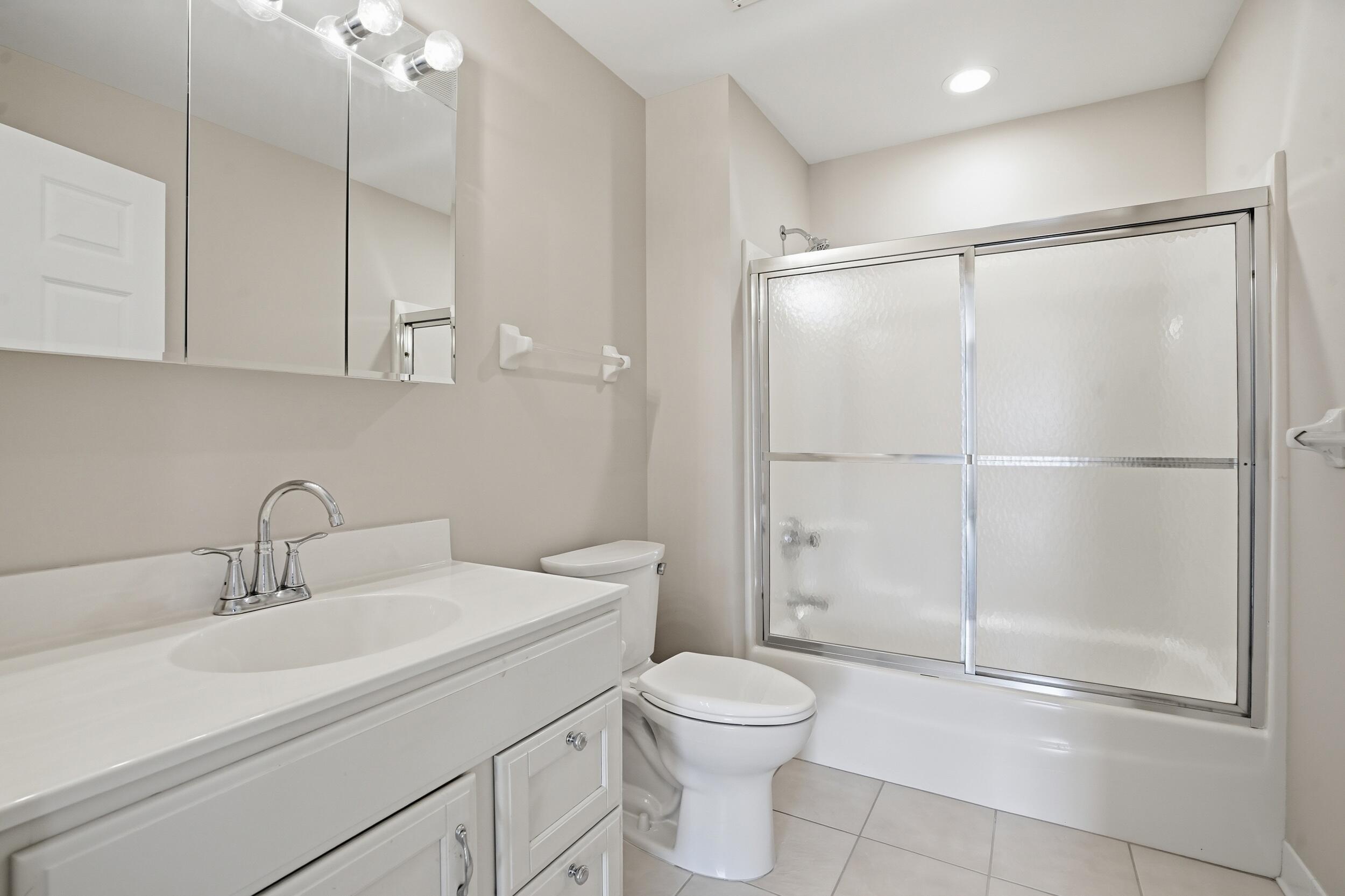 2711 Georgetowne Drive, Unit B2 Highland, IN 46322 - Photo 13 of 26 2500x1666