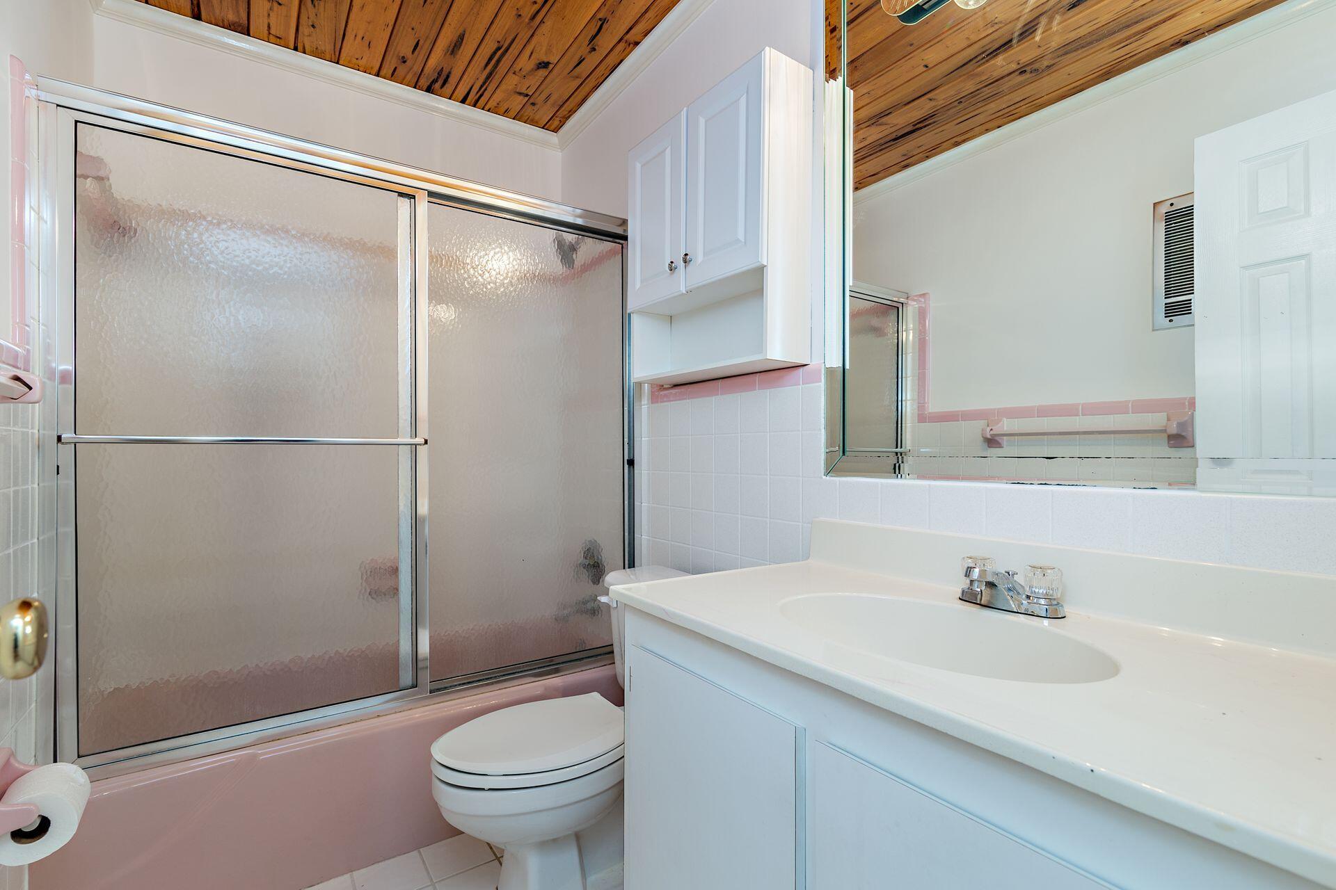 3 Ridgewood Circle Tequesta, FL 33469 - Photo 14 of 34 3 Ridge Guest Bath