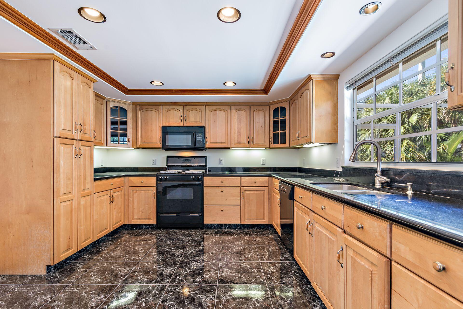 3 Ridgewood Circle Tequesta, FL 33469 - Photo 6 of 34 3 Ridge Kitchen2