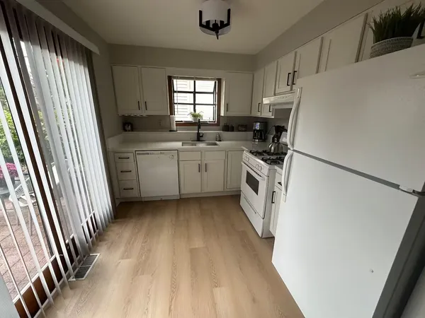$1,975 | 131 Newberry Avenue, Unit 1N, Libertyville, IL 60048