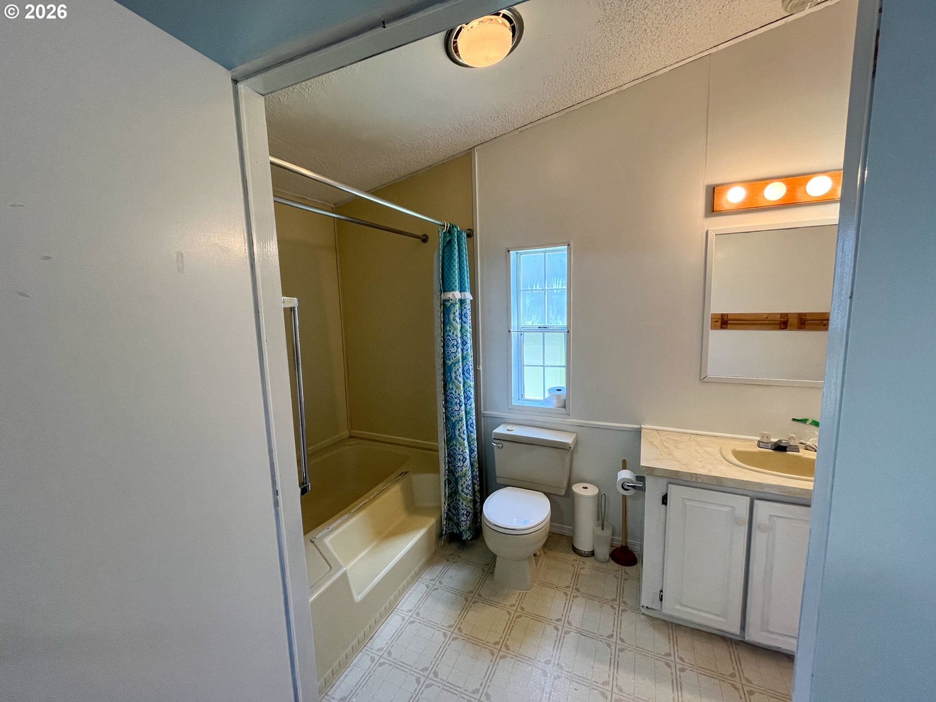 5660 Daisy Street, Unit 48 Springfield, OR 97478 - Photo 9 of 12 Bathroom